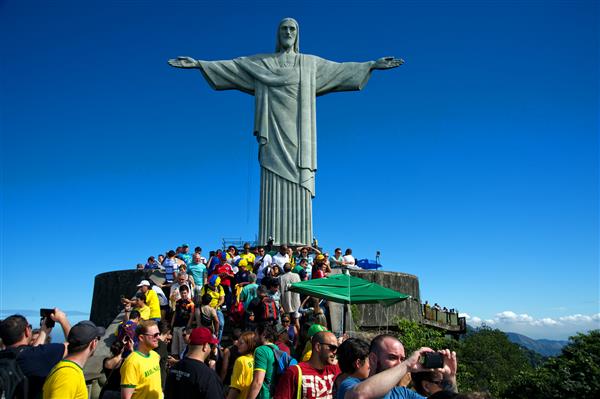 گردشگران در تپه کورکووادو در روز شروع جام جهانی فیفا در ریو دو ژانیرو