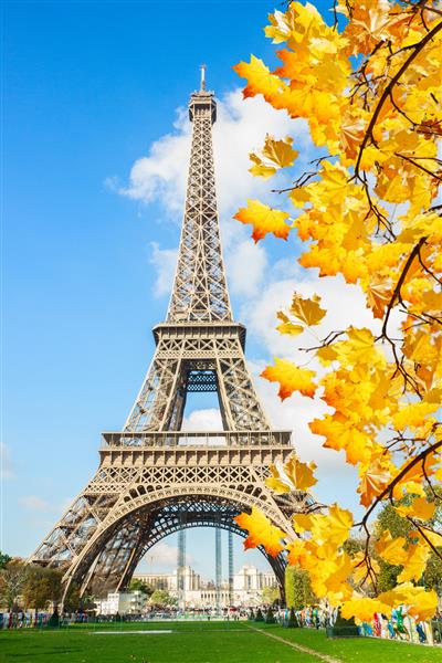 برج ایفل در روز آفتابی پاییز پاریس فرانسه