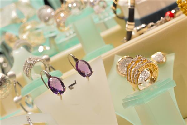 جواهرات زنانه لوکس در ویترین مغازه