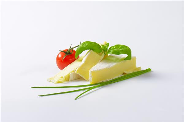 پنیر رسیده سطح شیر گاو با گیاهان و گوجه فرنگی