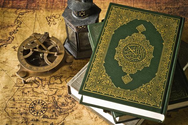 قرآن - کتاب مقدس مسلمانان با فانوس و قطب نما نقشه قدیمی