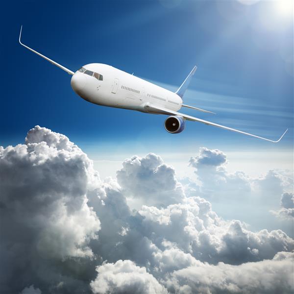 هواپیمای مسافربری که در بالای ابرهای نمایشی پرواز می کند مفهوم سفر و تعطیلات است