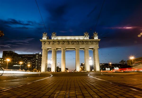 دروازه های پیروزی مسکو در خیابان مسکو در سن پترزبورگ در روشنایی شب