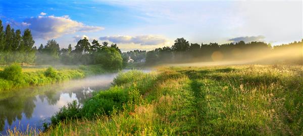 چشم انداز یک منظره تابستانی با طلوع آفتاب مه و رودخانه