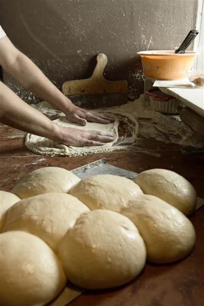 تازه پیتزا خام ایتالیایی تازه تهیه خمیر به سبک سنتی