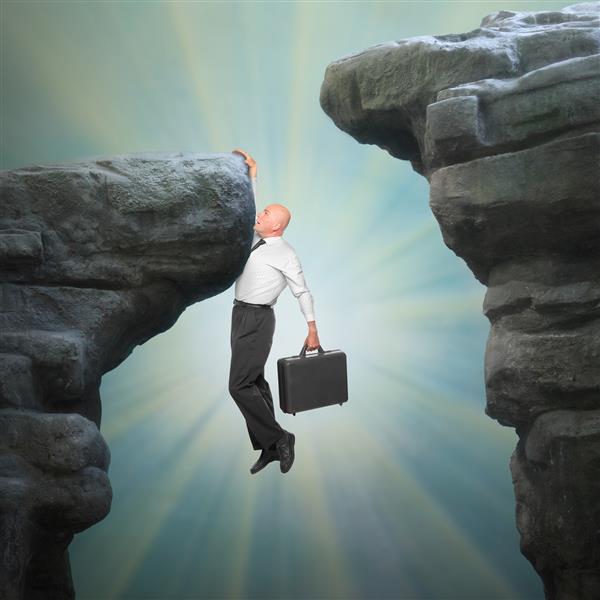 تاجر ارشد در لبه صخره استعاره شغلی و بیمه