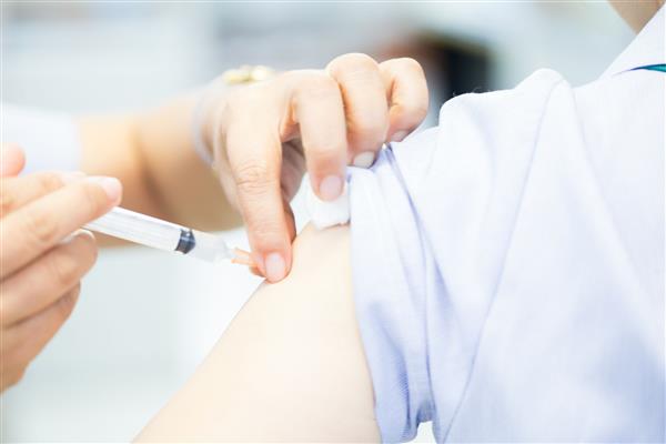 تزریق دست پزشک برای واکسیناسیون به بیمار زن بازو واکسن برای محافظت ویروس پاپیلومای انسانی مفهوم عفونت