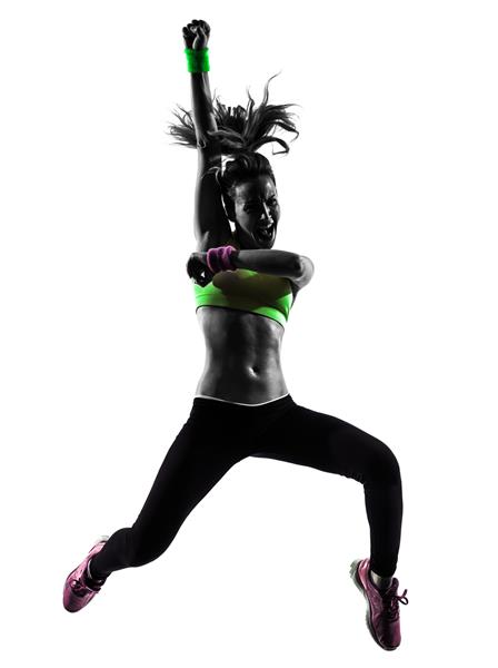 یک زن که در حال ورزش تناسب اندام است و در حال رقص زومبا است
