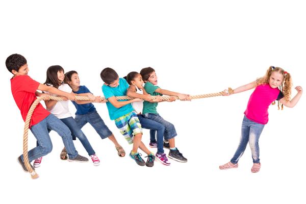 گروهی از کودکان در یک مسابقه طناب کشی فقط در برابر یک دختر قوی