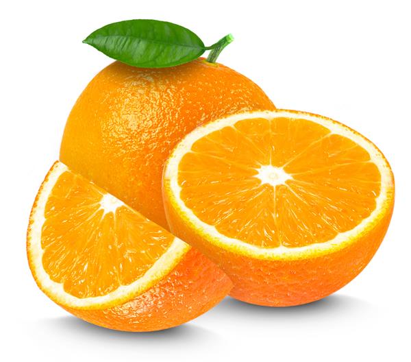 پرتقال تازه و برش های جدا شده روی سفید
