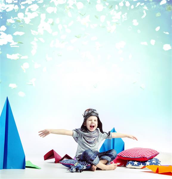 بچه خوشبختی که با هواپیمای اسباب بازی می کند