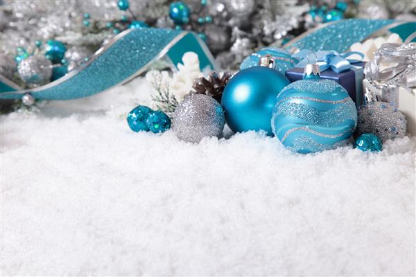 مرز کریسمس با تزئینات و هدایای روی برف