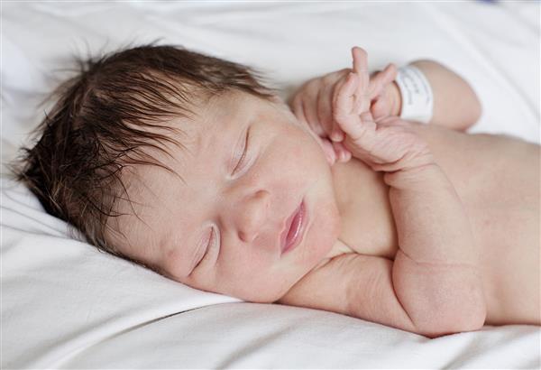 نوزاد دختر زیبا نوزاد در بیمارستان