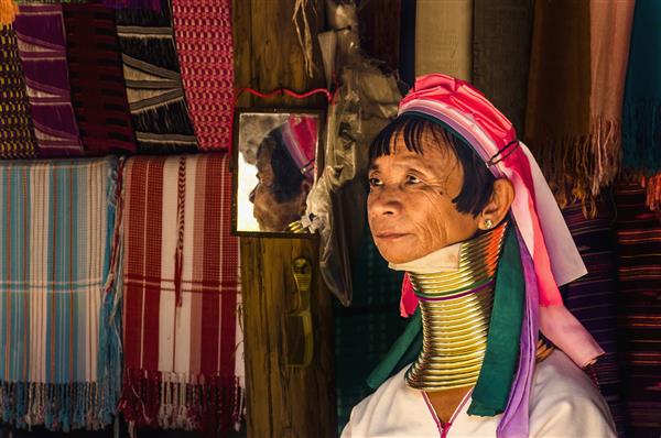 تایلند چیانگ مای زن کایان لاهوی معروف به داشتن حلقه های گردن کلاف های برنجی در اطراف گردن برای طولانی شدن آن کیان کارن قرمز طایفه گردن بلند زنان زرافه