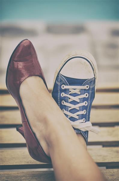 پاهای زن در کفش های مختلف