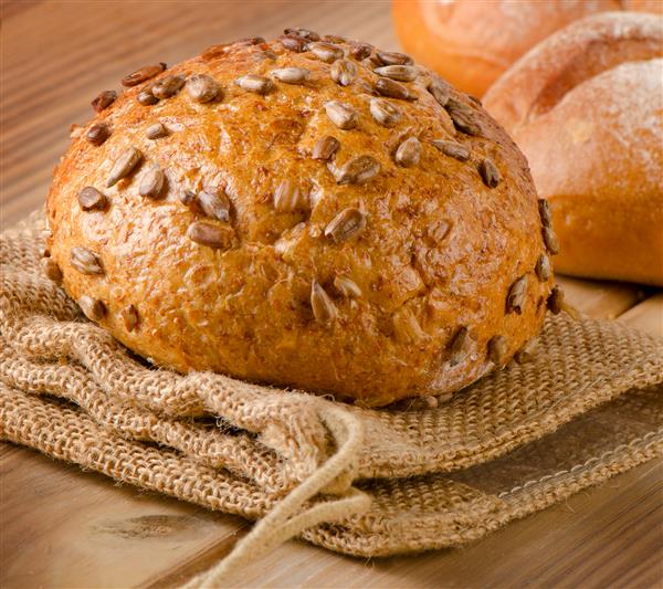 نان طبیعی سالم روی میز چوبی تمرکز انتخابی