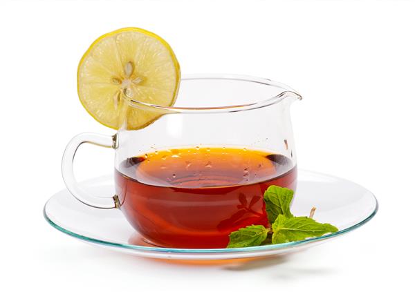 فنجان چای و بشقاب با برش لیمو و برگ نعناع که روی زمینه سفید قرار دارد