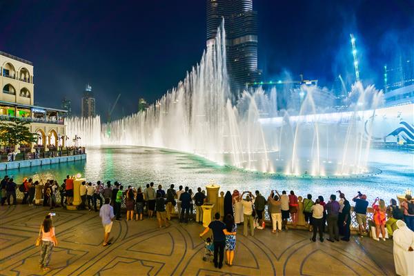 دبی امارات متحده عربی و فواره رقص در دریاچه برج خلیفه