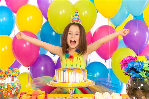 پرتره دختر کوچک شاد با کیک در جشن تولد مفهوم تعطیلات