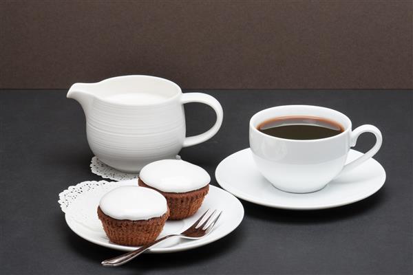 کاپ کیک با کاکائو و کرم سفید قهوه و شیر
