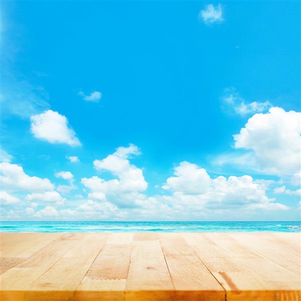 بالای میز چوبی در دریا آبی پس زمینه آسمان می تواند محصولات شما را برای نمایش قرار دهد یا مونتاژ کند - ساحل مفاهیم تابستانی