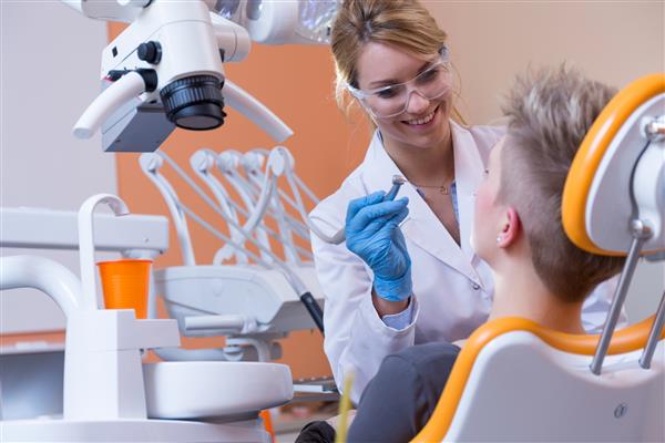 زن جوان هنگام ویزیت در مطب دندانپزشکی