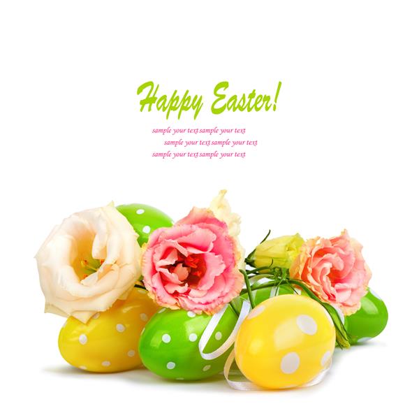 تخم مرغ عید پاک و دسته گل سرگرم کننده که در پس زمینه سفید قرار دارد