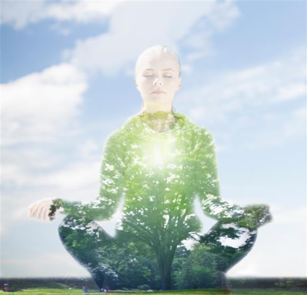 ورزش تناسب اندام یوگا مواجهه مضاعف و مفهوم مردم - زن جوان خوشحال در حال مراقبه در نیلوفر آبی بر آسمان آبی و پس زمینه درخت سبز