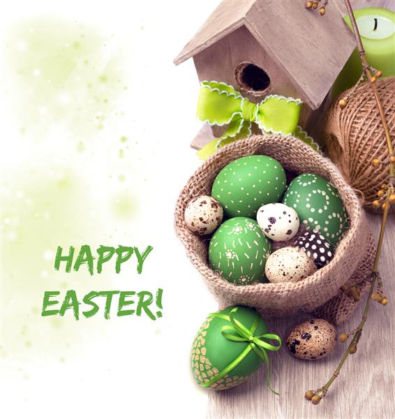 حاشیه بهار به رنگ سبز و قهوه ای همراه با تخم مرغ عید پاک و تزیینات بهاری روی رنگ سفید فضای متن شما