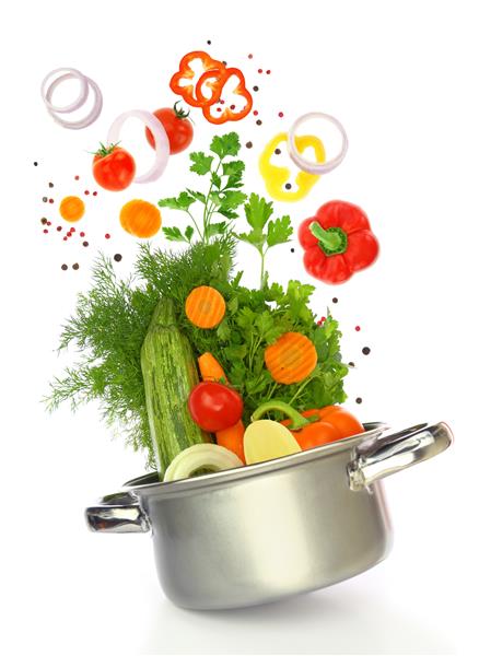 سبزیجات تازه از قابلمه پخت و پز بیرون می آیند