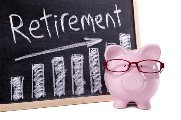 طرح بازنشستگی قلک صورتی با عینک ایستاده در کنار تخته سیاه با پیام پس انداز بازنشستگی سرمایه گذاری رشد مفهوم بازنشستگی