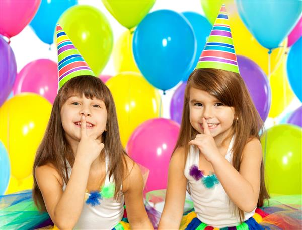 دو دختر کوچک در جشن تولد مفهوم تعطیلات