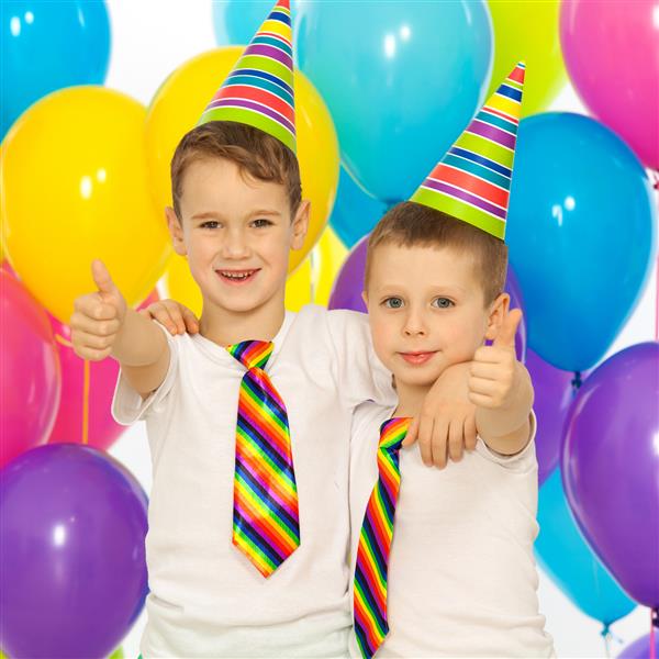 دو پسر کوچک در جشن تولد مفهوم تعطیلات