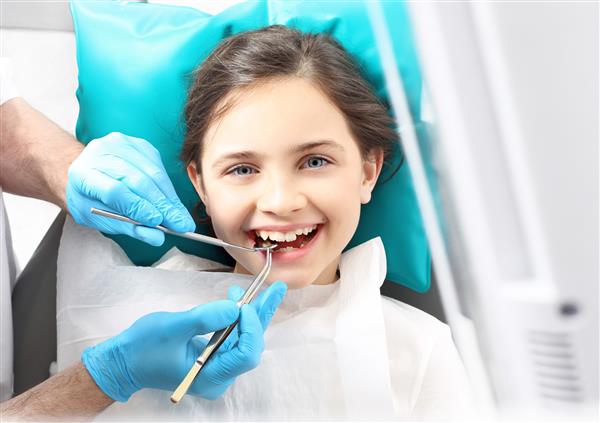 بهداشت دهان و دندان مشاهده شده است کودک به دندانپزشک کودک در صندلی دندانپزشکی درمان دندانپزشکی در حین جراحی