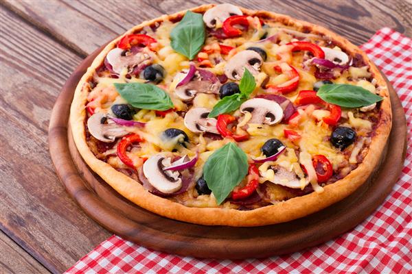 پیتزا با سالامی قارچ موزارلا و ریحان به صورت افقی