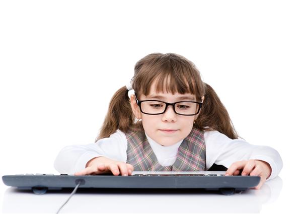 دختر جوان با عینک در صفحه کلید تایپ می کند جدا شده روی پس زمینه سفید