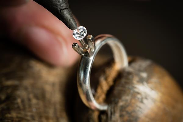 ساخت جواهرات کاردستی تعمیر حلقه قرار دادن الماس روی انگشتر ماکرو شات