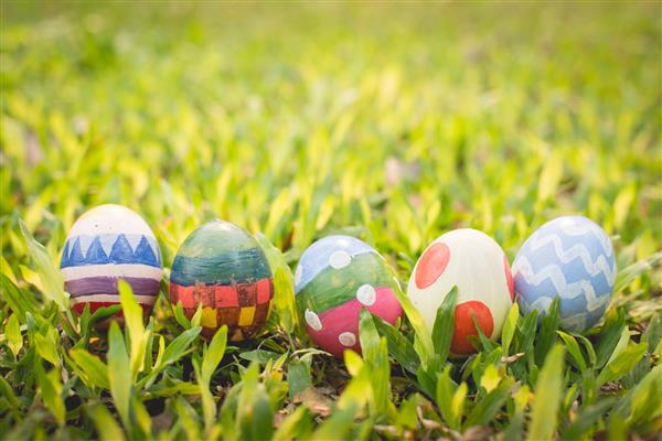 تخم مرغ عید پاک رنگارنگ در چمنزار تازه بهار