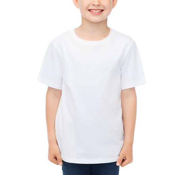 تبلیغات مردم دوران کودکی و مفهوم طراحی تی شرت - پسر کوچک خندان با تی شرت سفید خالی بیش از پس زمینه سفید