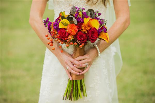 عروس دسته گل عروسی با گل رز هیپس اسموکوبوش و نیلوفرهای زرد