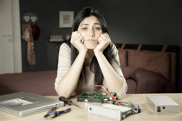 زن ناراضی در خانه با فناوری شکسته