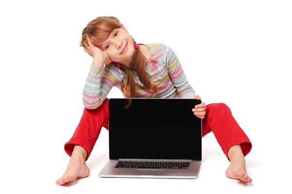 دختر كوچكي كه روي زمين نشسته و صفحه سفيد سياه لپ تاپ را نشان مي دهد