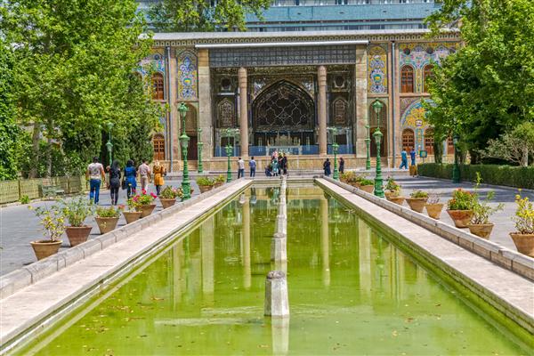 تهران ایران بازدیدکنندگان در حال قدم زدن در اطراف چشمه روبروی کاخ گلستان