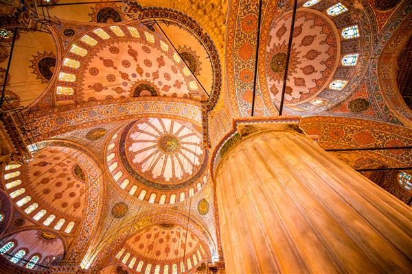 در داخل مسجد آبی اسلامی در استانبول ترکیه