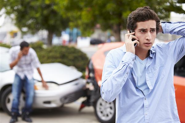 تماس تلفنی راننده نوجوان پس از تصادف رانندگی