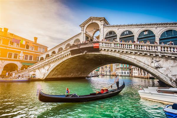 نمایی زیبا ازکانال معروف گراند با پل ریالتو هنگام غروب آفتاب در ونیز ایتالیا با برش خورده