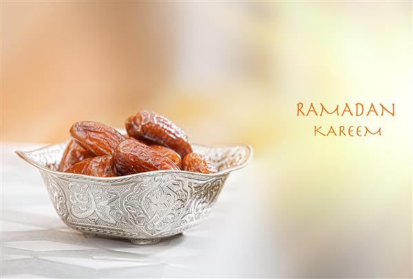 کاسه ای زیبا و پر از میوه های خرما نماد ماه رمضان