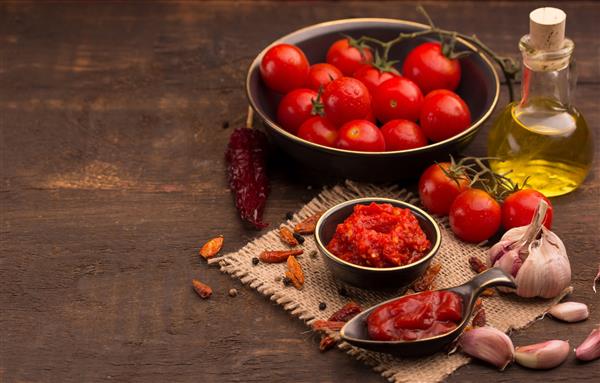 سس گوجه فرنگی و چیلی همراه با مواد تشکیل دهنده