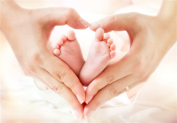 پاهای کودک در دستان مادر - شکل کوره