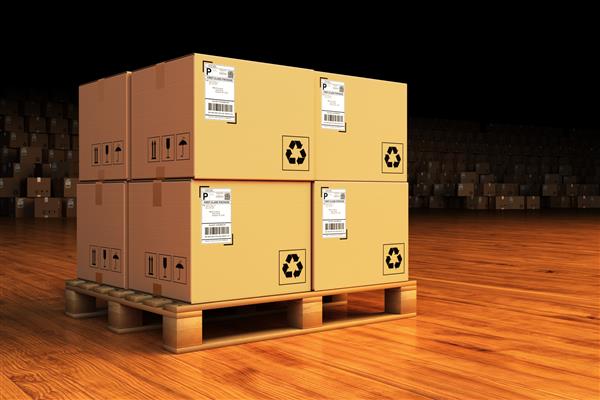 انبار توزیع حمل بسته مفهوم حمل و نقل و تحویل کالا جعبه های مقوایی روی پالت در ساختمان فروشگاه خرده فروشی